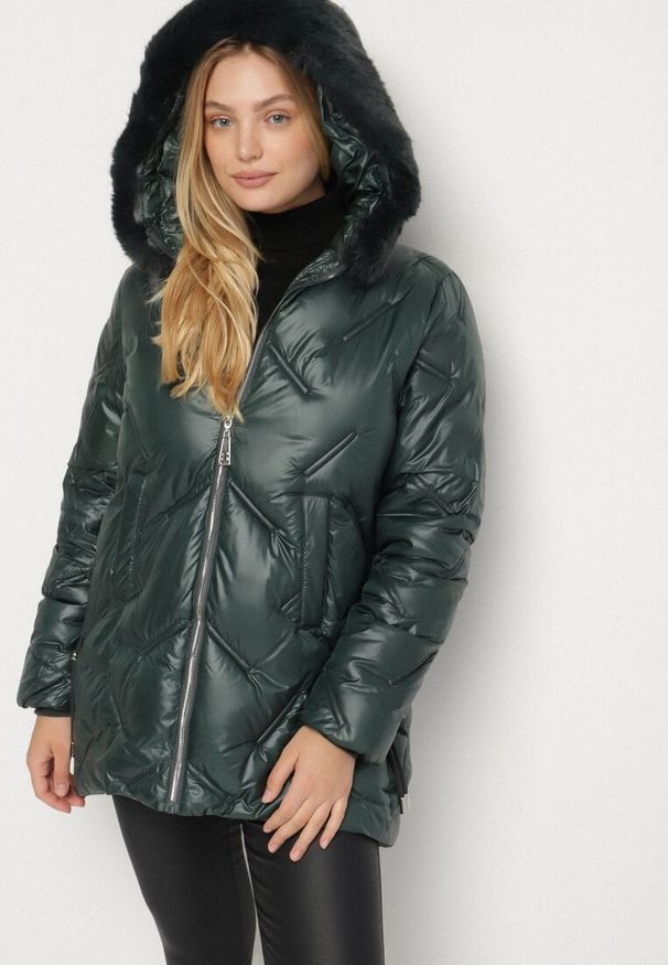 Born2be - Ciemnozielona Pikowana Kurtka z Kapturem z Odpinanym Futerkiem Sevea. Okazja: na spacer. Typ kołnierza: kaptur. Kolekcja: plus size. Kolor: zielony. Materiał: futro. Styl: klasyczny, sportowy