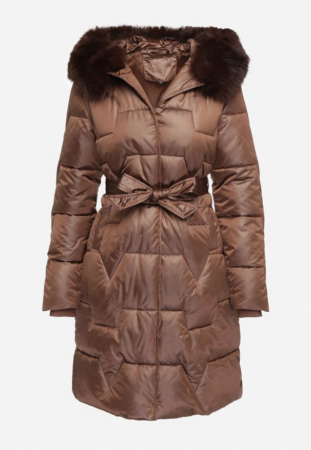 Born2be - Brązowa Pikowana Kurtka o Długim Kroju Ozdobiona Paskiem i Odpinanym Futerkiem Milirra. Okazja: na spacer. Kolor: brązowy. Materiał: futro. Długość: długie. Wzór: aplikacja. Styl: wizytowy, elegancki