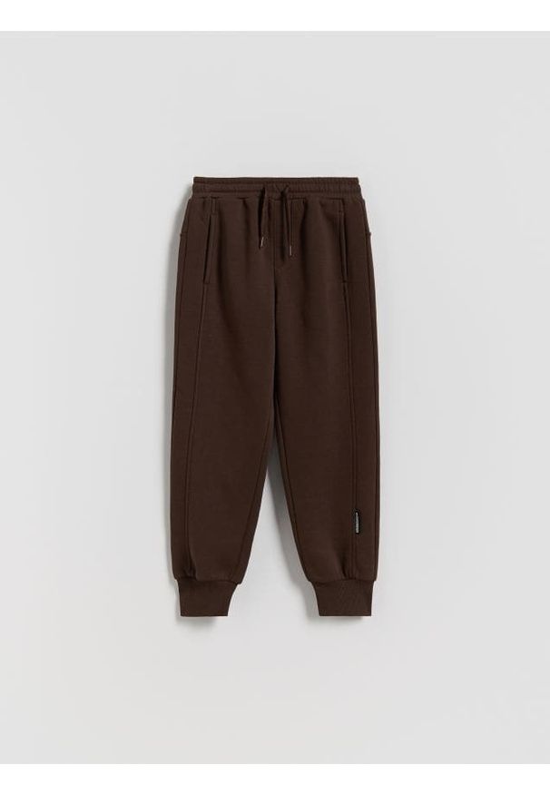 Reserved - Bawełniane joggery z meszkiem - ciemnobrązowy. Kolor: brązowy. Materiał: bawełna