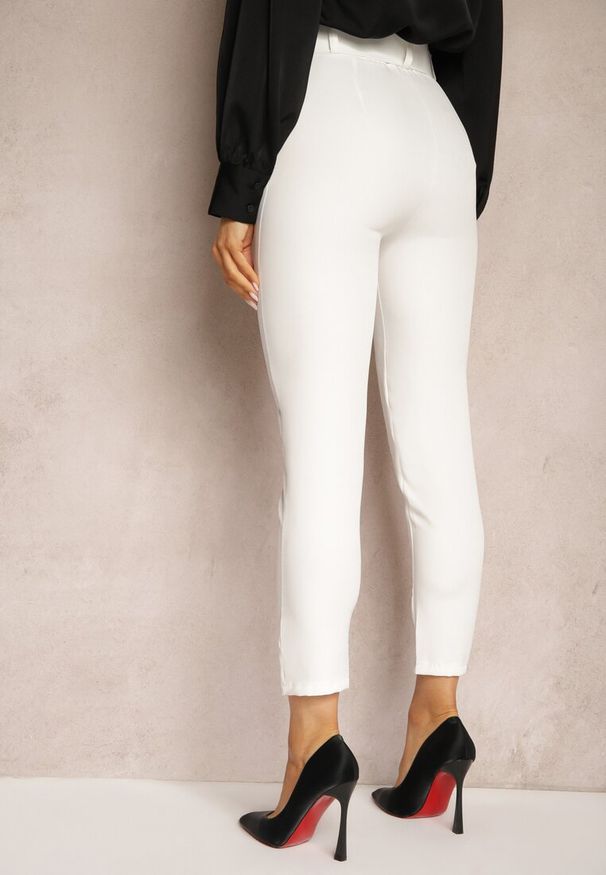 Renee - Białe Dopasowane Spodnie Garniturowe High Waist z Paskiem w Talii Ozdobionym Klamrą Binah. Stan: podwyższony. Kolor: biały. Długość: długie. Wzór: aplikacja