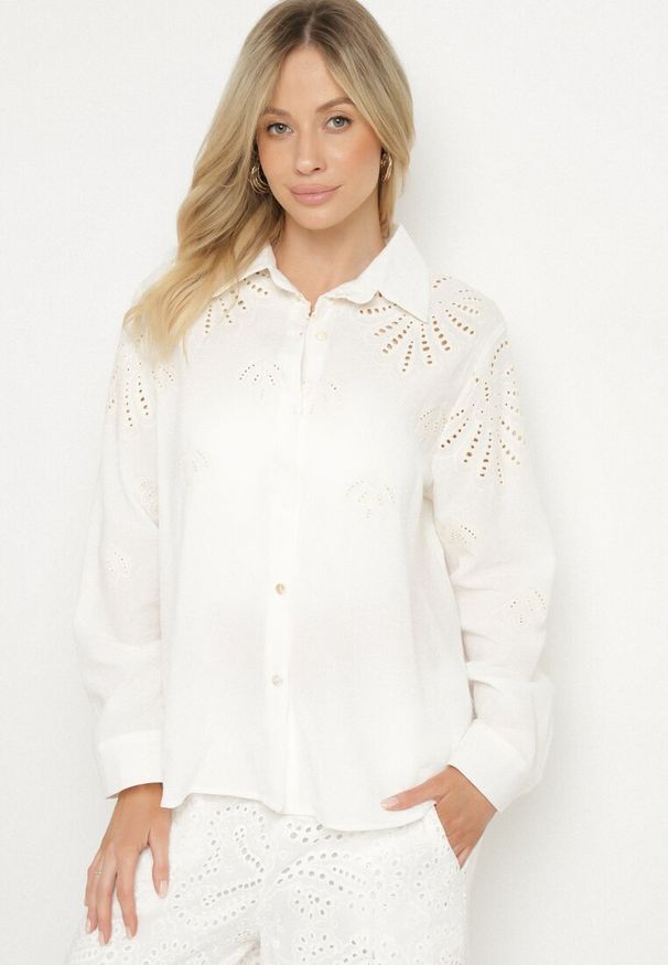 Born2be - Biała Bawełniana Koszula Zdobiona Ażurowym Haftem Nevriona. Okazja: na co dzień. Typ kołnierza: kołnierzyk klasyczny. Kolor: biały. Materiał: bawełna. Długość rękawa: długi rękaw. Długość: długie. Wzór: ażurowy, aplikacja, haft. Styl: casual, elegancki, klasyczny