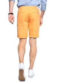 Wrangler - SPODENKI MĘSKIE WRANGLER CHINO SHORT AMBER YELLOW W14AMM15V. Materiał: materiał. Wzór: jednolity, aplikacja #8