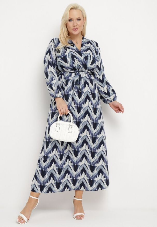 Born2be - Niebieska Rozkloszowana Sukienka o Kopertowym Kroju z Paskiem i Gumką w Pasie Bristella. Okazja: na spotkanie biznesowe, do pracy. Kolekcja: plus size. Kolor: niebieski. Długość rękawa: długi rękaw. Wzór: aplikacja. Typ sukienki: kopertowe. Styl: biznesowy