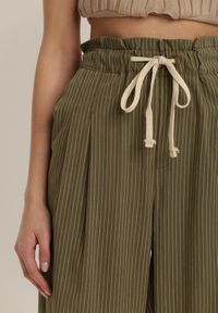 Renee - Zielone Spodnie Nethiphoia. Stan: podwyższony. Kolor: zielony. Materiał: bawełna. Długość: długie. Wzór: prążki, aplikacja #3