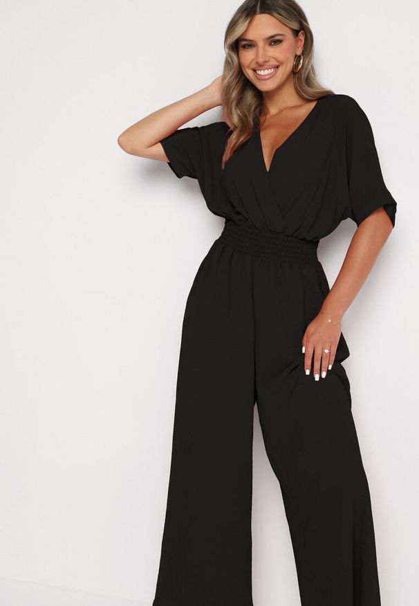 Born2be - Czarny Kopertowy Kombinezon z Gumką w Talii i Szerokimi Nogawkami Vimashea. Okazja: na co dzień. Kolor: czarny. Styl: casual, elegancki