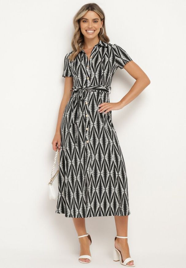 Born2be - Czarna Sukienka Koszulowa w Geometryczny Wzór Zapinana na Guziki z Materiałowym Paskiem Thilea. Okazja: na spotkanie biznesowe. Kolor: czarny. Materiał: materiał. Wzór: geometria. Typ sukienki: koszulowe. Styl: biznesowy