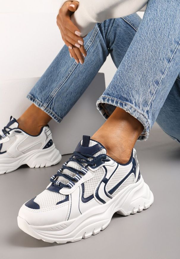 Renee - Biało-Niebieskie Sneakersy z Przeszyciami i Wstawkami z Metalicznej Ekoskóry Tineal. Kolor: biały