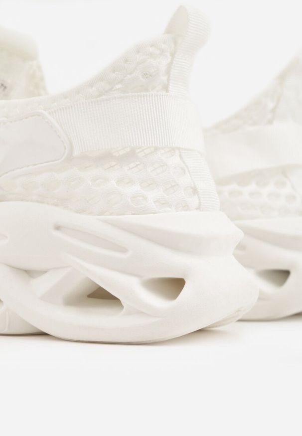 Renee - Białe Buty Sportowe Sneakersy na Platformie Ozdobionej Tłoczeniem Teliriella. Kolor: biały. Materiał: skóra. Szerokość cholewki: normalna. Wzór: aplikacja. Obcas: na platformie. Sport: fitness