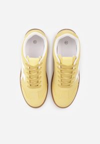 Renee - Żółte Sneakersy w Stylu Tenisówek Ozdobione Geometrycznymi Paskami Zitora. Okazja: na co dzień. Zapięcie: pasek. Kolor: żółty. Wzór: geometria, aplikacja #9