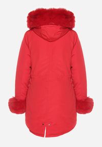 Born2be - Czerwona Kurtka Parka z Kapturem i Wstawkami z Futerka Caranze. Okazja: na co dzień. Typ kołnierza: kaptur. Kolor: czerwony. Materiał: futro. Sezon: zima, jesień. Styl: casual #6