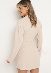 Born2be - Jasnobeżowa Sukienka Kopertowa z Cienkim Sznureczkiem w Talii Perlea. Okazja: na co dzień. Kolor: beżowy. Materiał: skóra. Typ sukienki: kopertowe. Styl: casual, klasyczny #7
