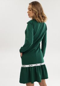 Born2be - Zielona Sukienka Krynlienne. Okazja: na co dzień. Typ kołnierza: dekolt w kształcie V. Kolor: zielony. Długość rękawa: długi rękaw. Wzór: napisy. Typ sukienki: proste. Styl: casual. Długość: mini #3