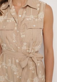 Born2be - Beżowa Sukienka Bez Rękawów o Koszulowym Kroju z Paskiem Zdobiona Haftem Fodarela. Okazja: na co dzień. Kolor: beżowy. Długość rękawa: bez rękawów. Wzór: aplikacja, haft. Sezon: lato. Typ sukienki: koszulowe. Styl: klasyczny, casual, elegancki #3