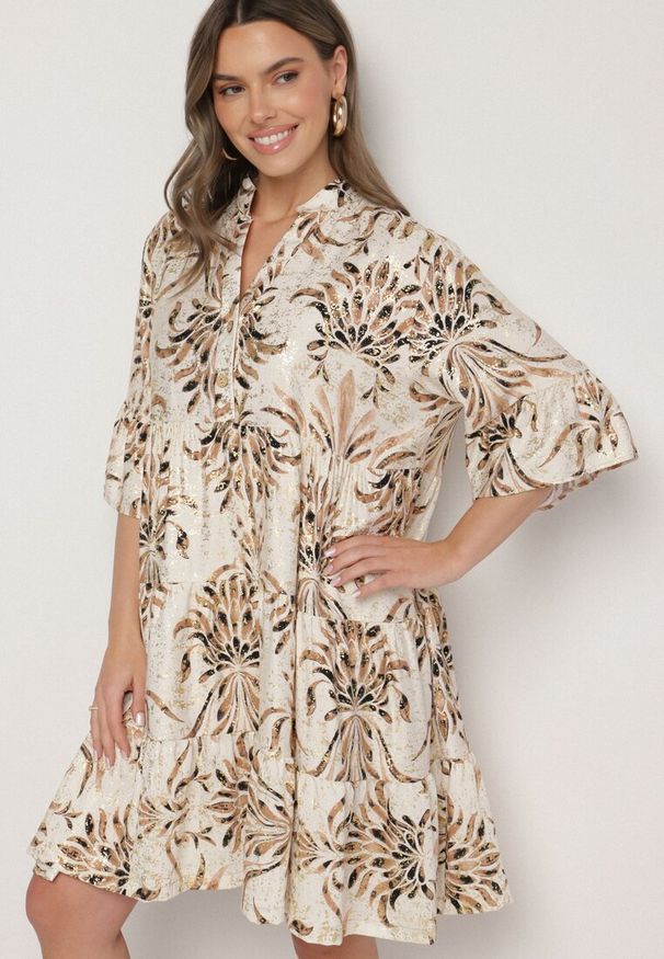 Born2be - Brązowa Rozkloszowana Sukienka z Lnem z Metalicznym Nadrukiem Filasenia. Okazja: na spacer. Typ kołnierza: kołnierz z falbankami, dekolt w kształcie V. Kolor: brązowy. Materiał: len. Wzór: nadruk. Sezon: lato. Styl: elegancki