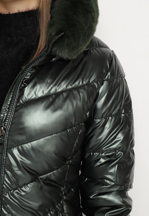 Born2be - Ciemnozielona Metaliczna Kurtka Pikowana z Kapturem Eclaris. Okazja: na co dzień. Typ kołnierza: kaptur. Kolor: zielony. Materiał: jeans, futro. Długość rękawa: długi rękaw. Długość: długie. Wzór: aplikacja. Styl: casual, elegancki