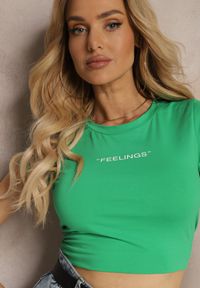 Renee - Zielony T-shirt o Dopasowanym Fasonie Cropped z Napisem Zaloella. Okazja: na co dzień. Kolor: zielony. Materiał: jeans. Wzór: napisy. Styl: casual, klasyczny