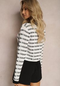 Renee - Biało-Czarny Krótki Kardigan z Napisami Fashion i Guzikami Winifa. Kolor: biały. Długość: krótkie. Wzór: napisy #3