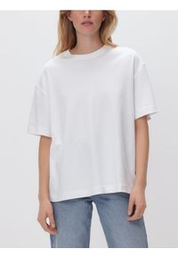 Reserved - T-shirt oversize z merceryzowanej bawełny - biały. Kolor: biały. Materiał: bawełna