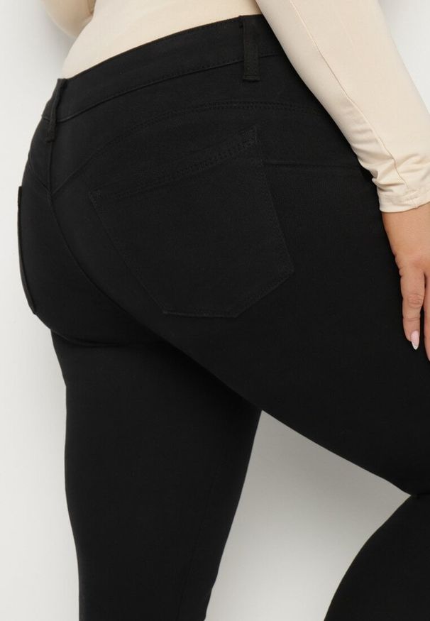 Born2be - Czarne Jeansy o Dopasowanym Kroju z Efektem Push-Up Hanarise. Okazja: na co dzień. Kolor: czarny. Styl: klasyczny, casual, elegancki