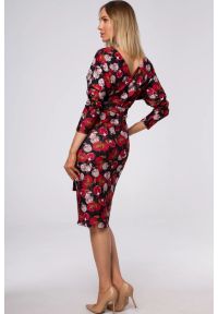 Sukienki.shop - Dopasowana sukienka dzianinowa z kopertową górą i nadrukiem. Okazja: na spotkanie biznesowe. Typ kołnierza: dekolt kopertowy. Materiał: dzianina. Długość rękawa: długi rękaw. Wzór: nadruk. Typ sukienki: kopertowe, ołówkowe. Styl: biznesowy, elegancki, klasyczny. Długość: midi #1