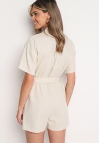 Born2be - Jasnobeżowy Kombinezon z Lnem i Wiskozą z Koszulową Górą i Materiałowym Paskiem z Klamrą Lolefia. Okazja: na co dzień. Kolor: beżowy. Materiał: wiskoza, materiał, len. Długość rękawa: krótki rękaw. Długość: krótkie. Styl: elegancki, casual, wizytowy #7