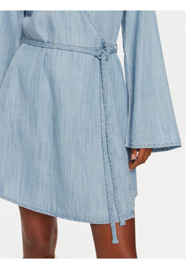 Guess Sukienka codzienna W2YK67 D22S5 Błękitny Relaxed Fit. Okazja: na co dzień. Kolor: niebieski. Materiał: lyocell. Typ sukienki: proste. Styl: casual