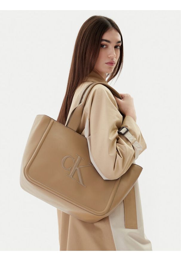 Calvin Klein Torebka Bold Ck Medium Tote LV04F3218G Beżowy. Kolor: beżowy. Materiał: skórzane