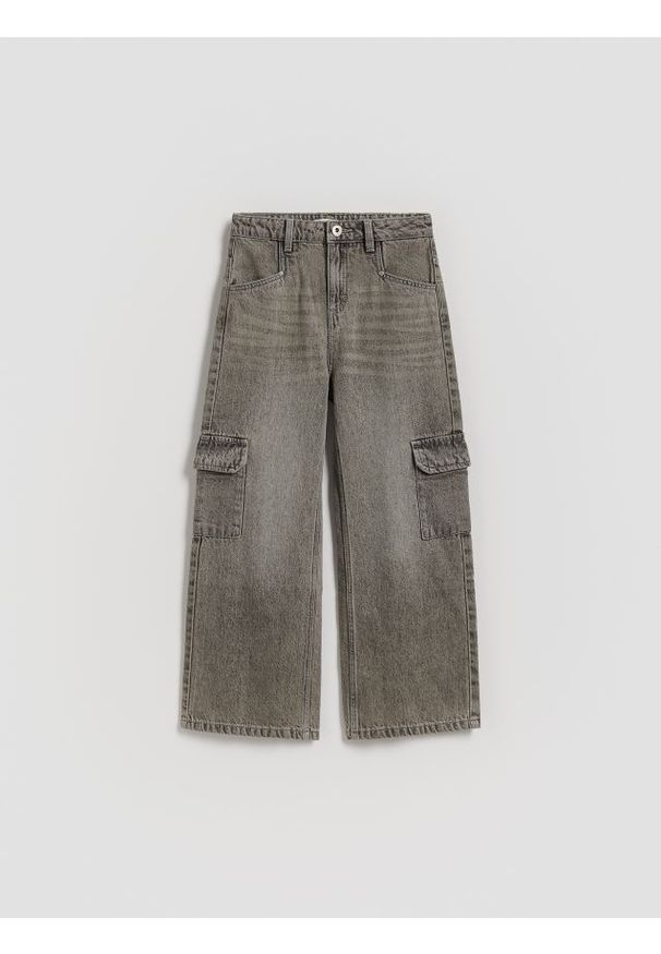 Reserved - Jeansy wide leg z kieszeniami cargo - jasnoszary. Kolor: szary
