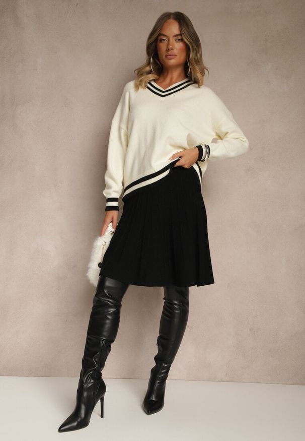 Renee - Czarna Spódnica z Kaszmirem o Rozkloszowanym Kroju High Waist Acrea. Okazja: na co dzień. Stan: podwyższony. Kolor: czarny. Materiał: kaszmir. Styl: casual, elegancki