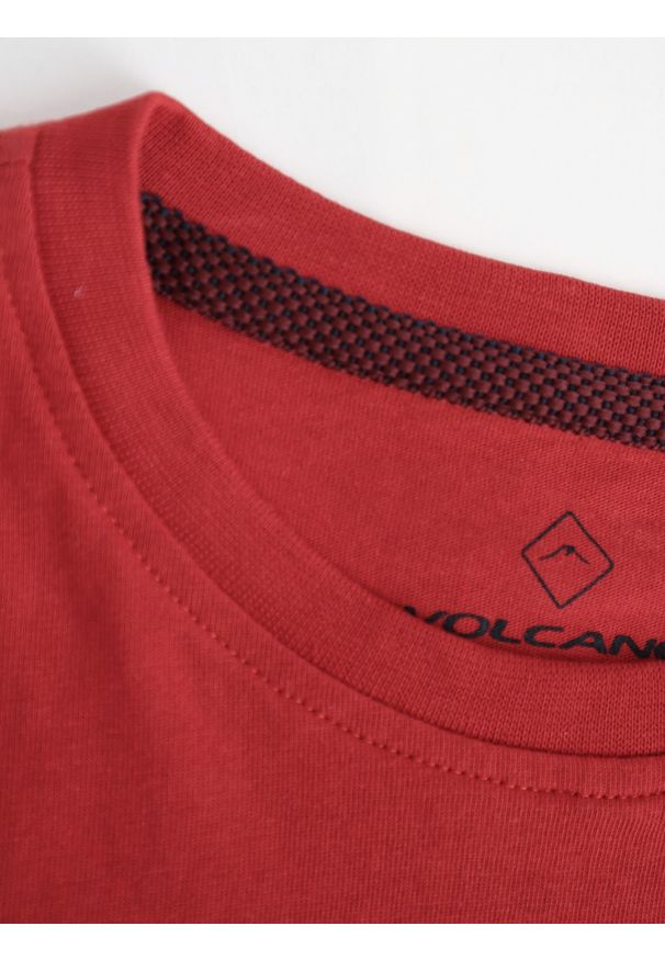 Volcano - Czerwona koszulka chłopięca z nadrukiem samochodowym L-KOSS JUNIOR. Kolor: czerwony. Materiał: skóra, dresówka, materiał, bawełna. Długość rękawa: długi rękaw. Długość: długie. Wzór: nadruk. Styl: klasyczny