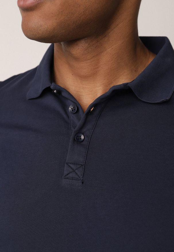 Born2be - Granatowa Gładka Koszulka Polo o Klasycznym Kroju Sinopea. Okazja: na co dzień, do pracy, na spotkanie biznesowe. Typ kołnierza: polo. Kolor: niebieski. Materiał: jeans. Wzór: gładki. Styl: klasyczny