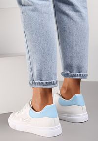 Renee - Biało-Niebieskie Sneakersy Phaedrice. Nosek buta: okrągły. Kolor: biały. Materiał: jeans. Szerokość cholewki: normalna. Wzór: aplikacja #5