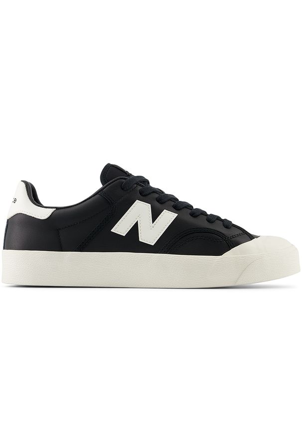 Buty unisex New Balance BB100LBK – czarne. Okazja: na co dzień. Kolor: czarny. Materiał: guma, syntetyk, materiał. Szerokość cholewki: normalna. Obcas: na platformie