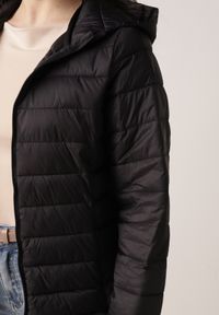 Born2be - Czarna Przejściowa Kurtka z Kapturem i Pikowanymi Przeszyciami Pretilda. Okazja: na co dzień. Typ kołnierza: kaptur. Kolor: czarny. Materiał: jeans, nylon. Styl: casual, elegancki, klasyczny #6