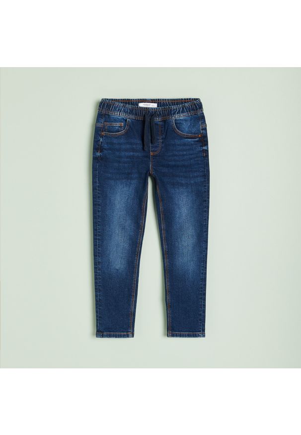 Reserved - Bawełniane joggery jeansowe - Granatowy. Kolor: niebieski. Materiał: jeans, bawełna