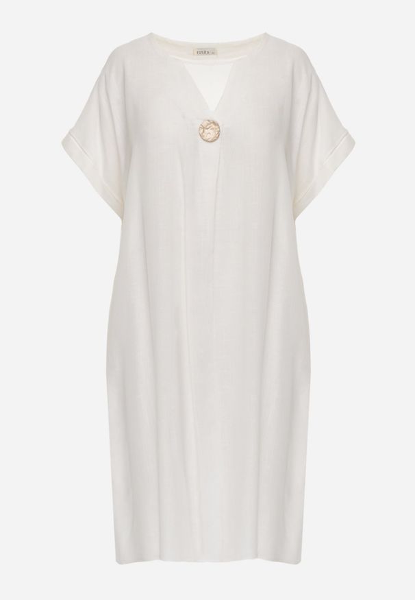 Renee - Biała Sukienka o Pudełkowym Kroju z Lnem i Wiskozą Zdobiona Guzikiem Mezynore. Kolekcja: plus size. Kolor: biały. Materiał: wiskoza, len. Wzór: aplikacja. Typ sukienki: dla puszystych. Styl: boho, wakacyjny