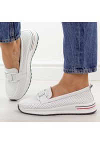 Białe ażurowane skórzane półbuty damskie T.Sokolski w26-604. Nosek buta: okrągły. Kolor: biały. Materiał: skóra. Szerokość cholewki: normalna. Wzór: ażurowy, aplikacja. Sezon: wiosna, jesień, lato. Styl: elegancki, klasyczny #1