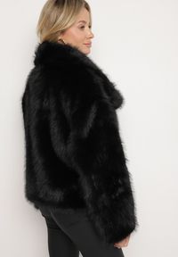 Born2be - Czarna Kurtka Futerko z Szerokim Kołnierzem Vertilira. Okazja: na co dzień. Kolor: czarny. Materiał: futro. Sezon: zima. Styl: casual, klasyczny, elegancki, wizytowy #4