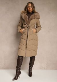 Renee - Beżowa Kurtka z Pikowanymi Przeszyciami Futerkiem i Paskiem Serapella. Okazja: na spacer, na imprezę. Kolor: beżowy. Materiał: futro #3