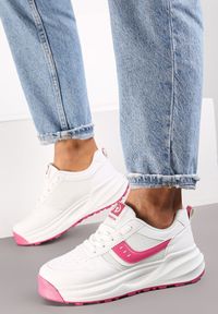 Renee - Biało-Fuksjowe Sneakersy Nerney. Wysokość cholewki: przed kostkę. Nosek buta: okrągły. Zapięcie: sznurówki. Kolor: biały. Materiał: dresówka, materiał. Szerokość cholewki: normalna #1