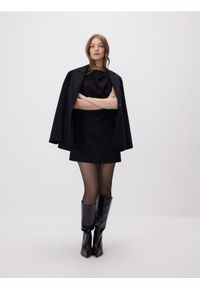 Reserved - Sukienka mini z drapowaniem - czarny. Kolor: czarny. Materiał: tkanina. Długość: mini #1