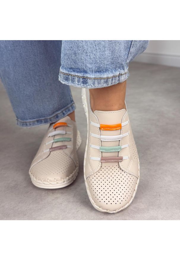 Beżowe ażurowe skórzane półbuty damskie Cambell 40348. Okazja: na co dzień. Nosek buta: okrągły. Zapięcie: bez zapięcia. Kolor: beżowy. Szerokość cholewki: normalna. Wzór: ażurowy. Materiał: skóra. Sezon: wiosna, lato. Styl: casual, klasyczny, elegancki