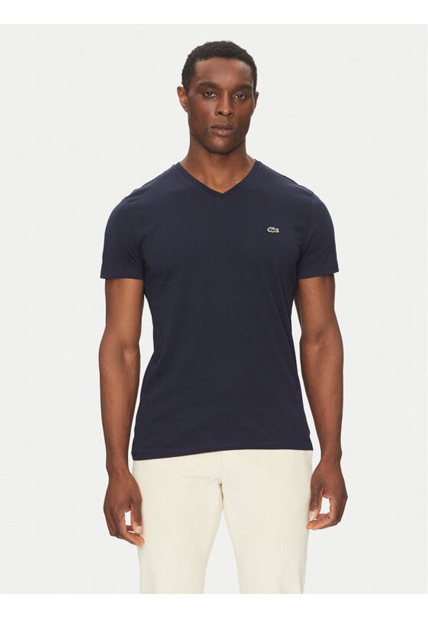 Lacoste T-Shirt TH6710 Granatowy Regular Fit. Kolor: niebieski. Materiał: bawełna