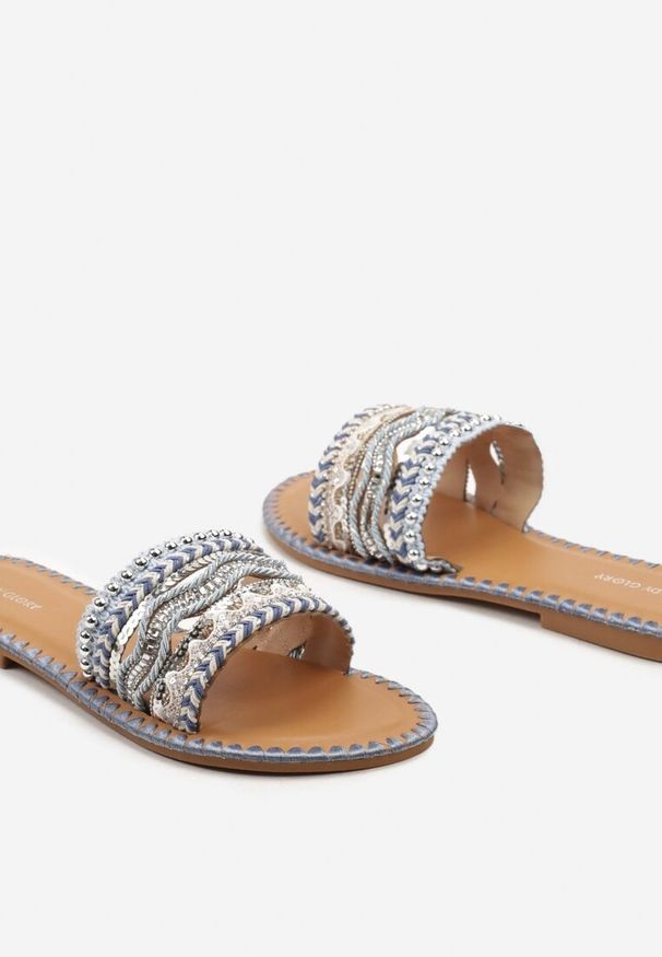 Born2be - Niebieskie Płaskie Klapki Zdobione Plecionką Nitami Koronką i Imitacją Cyrkonii Illadia. Okazja: na randkę, na co dzień. Nosek buta: otwarty. Kolor: niebieski. Materiał: koronka. Wzór: aplikacja, koronka. Sezon: lato. Styl: boho, elegancki, casual