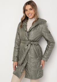 Born2be - Zielona Kurtka z Pikowanymi Przeszyciami Kapturem i Wiązanym Paskiem Erlexie. Okazja: na spotkanie biznesowe, na co dzień, do pracy, na spacer. Kolor: zielony. Materiał: dzianina, jeans. Styl: biznesowy, klasyczny, casual #1