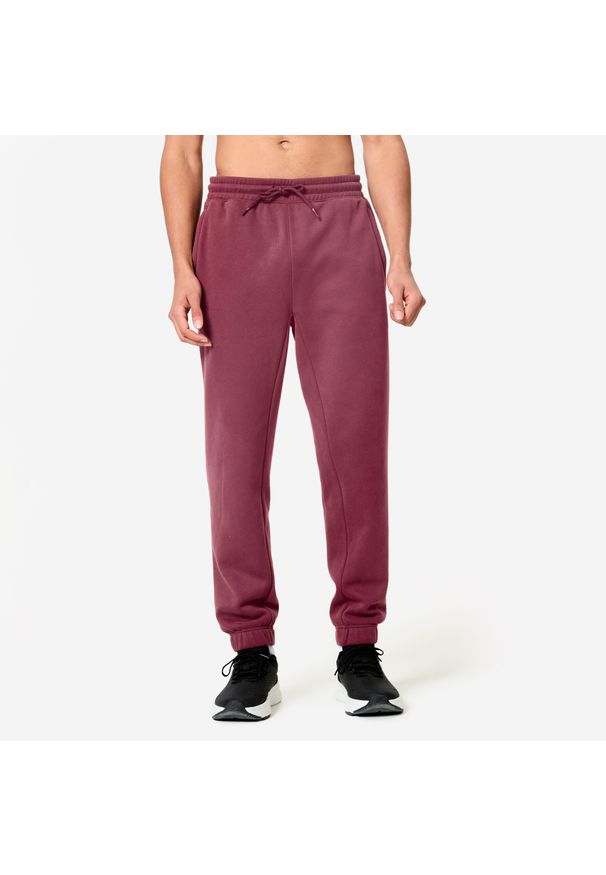 DOMYOS - Spodnie dresowe męskie Domyos Gym & Pilates. Kolor: fioletowy. Materiał: materiał, poliester, bawełna. Wzór: ze splotem. Sezon: zima. Sport: joga i pilates