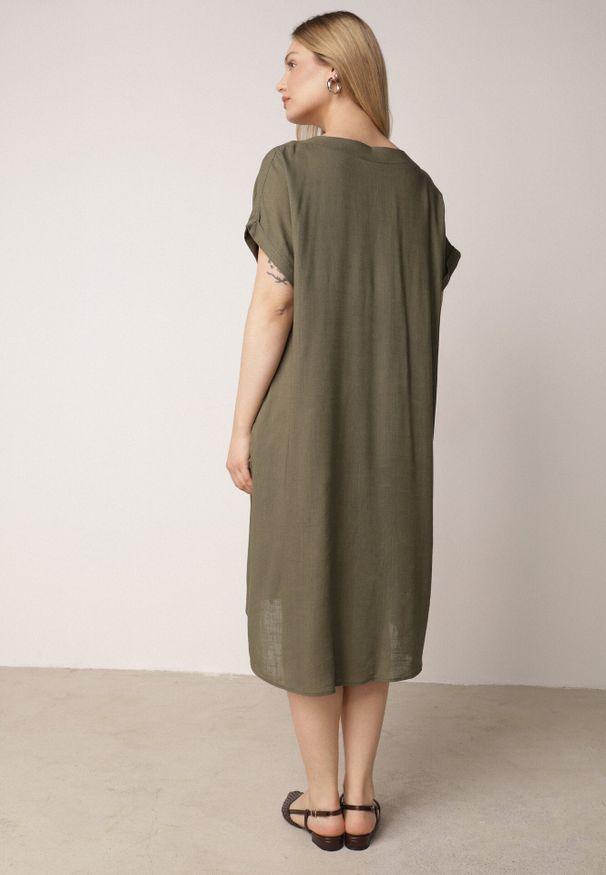 Born2be - Zielona Pudełkowa Sukienka z Lnem i Wiskozą Zdobiona Metalicznym Guzikiem Phisoth. Okazja: na co dzień, do pracy, na spotkanie biznesowe. Kolekcja: plus size. Kolor: zielony. Materiał: wiskoza, len. Wzór: aplikacja. Sezon: lato. Typ sukienki: dla puszystych, proste. Styl: casual, biznesowy, elegancki