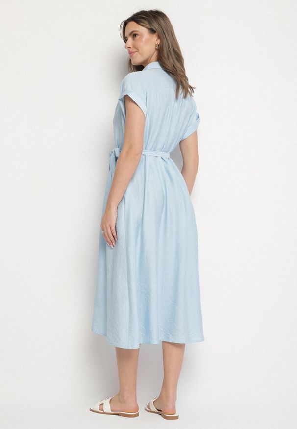 Born2be - Niebieska Wiskozowa Sukienka Koszulowa z Paskiem Rinaruna. Okazja: na co dzień. Kolor: niebieski. Materiał: wiskoza. Typ sukienki: koszulowe. Styl: elegancki, casual