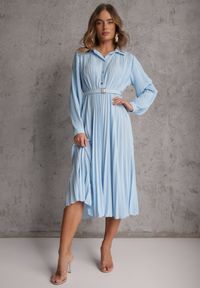 Renee - Niebieska Koszulowa Sukienka z Plisowanymi Zdobieniami i Paskiem z Klamrą Efrivelle. Okazja: na co dzień. Kolor: niebieski. Długość rękawa: długi rękaw. Wzór: aplikacja. Typ sukienki: koszulowe. Styl: casual, elegancki, klasyczny #6