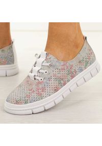 Białe multi ażurowe skórzane półbuty damskie Filippo Dp7671/26. Okazja: na spacer, na co dzień. Nosek buta: okrągły. Zapięcie: bez zapięcia. Kolor: biały. Szerokość cholewki: normalna. Wzór: ażurowy. Materiał: skóra. Sezon: wiosna, jesień, lato. Styl: casual, elegancki, klasyczny #1